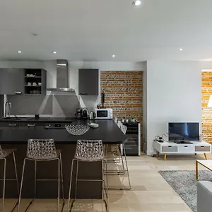 https://le-t2-de-marine-en-hypercentre.midi-pyreneeshotels.com